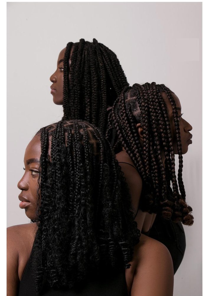 Trois clientes avec des coiffures afro différentes