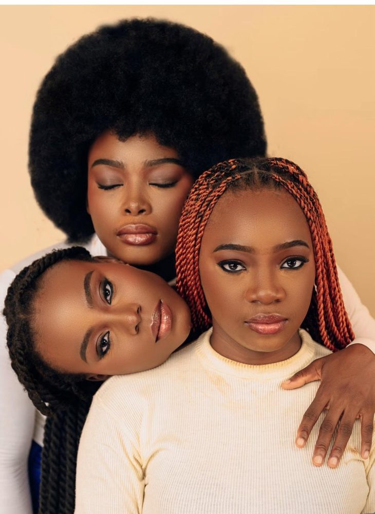 Trois clientes, cheveux afro naturels et tresses colorées